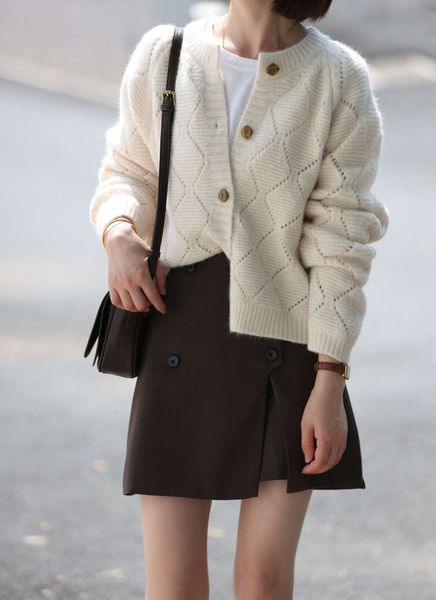 spring and autumn long sleeved sweater cardigan version loose rhomboid out short knitted coat top, White;black
spring and autumn long sleeved sweater cardigan version loose rhomboid out short knitted coat top, White;black