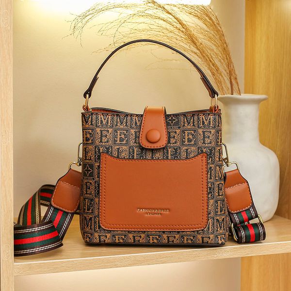 daily bag high-grade bag for women 2021 new fashion ins all-match shoulder messenger bag large capacity portable bucket
daily bag high-grade bag for women 2021 new fashion ins all-match shoulder messenger bag large capacity portable bucket