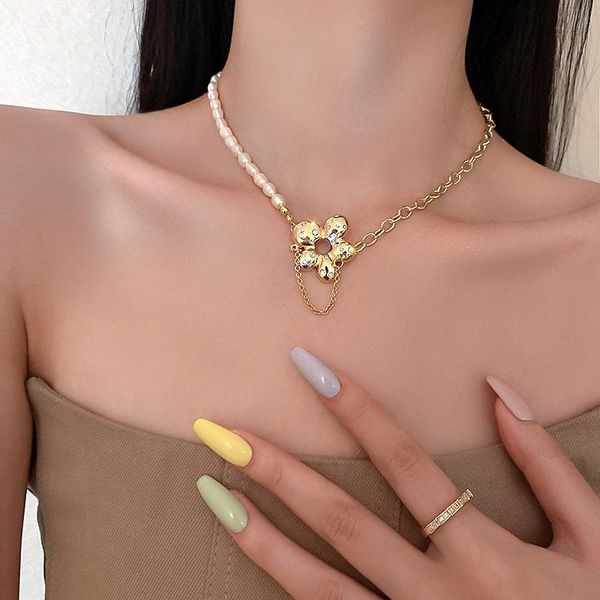 chokers freshwater pearl rhinestone golden flower choker necklace korean retro clavicle chain temperament women's wedding party jewelry, Golden;silver
chokers freshwater pearl rhinestone golden flower choker necklace korean retro clavicle chain temperament women's wedding party jewelry, Golden;silver