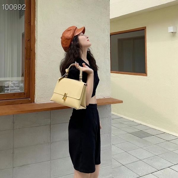 2021 new fashion leather women's bag with simple lock 
2021 new fashion leather women's bag with simple lock