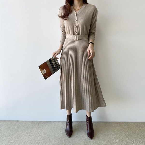 casual dresses runway 2021 autumn women sweater dress long chic vintage single breasted pleated v-neck lace up knitted, Black;gray
casual dresses runway 2021 autumn women sweater dress long chic vintage single breasted pleated v-neck lace up knitted, Black;gray