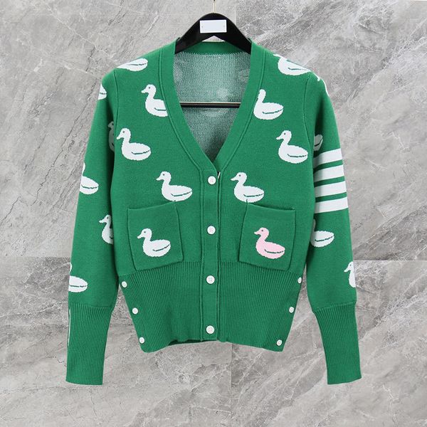 autumn 2021 full body duck print long sleeve four bar stripe v-neck knitted cardigan jacket women, White;black
autumn 2021 full body duck print long sleeve four bar stripe v-neck knitted cardigan jacket women, White;black