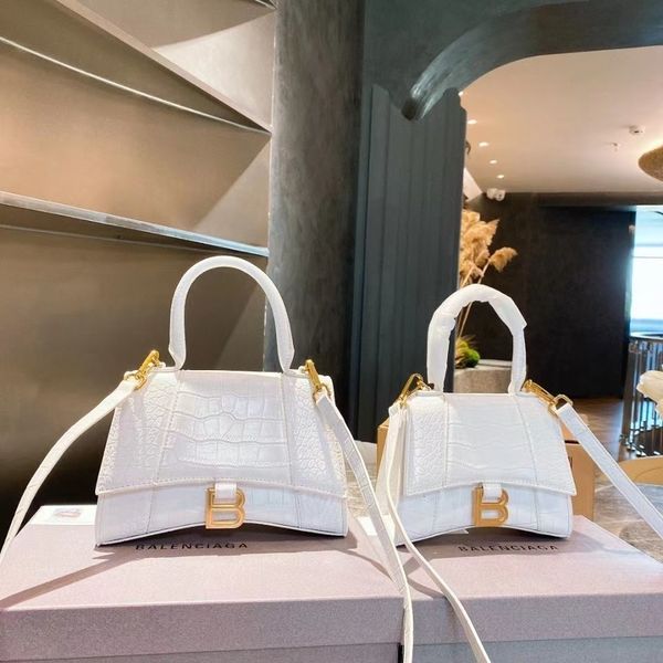 single 2021 new shoulder korean small hourglass bag european and american style croco/dile pattern women's storage bags
single 2021 new shoulder korean small hourglass bag european and american style croco/dile pattern women's storage bags