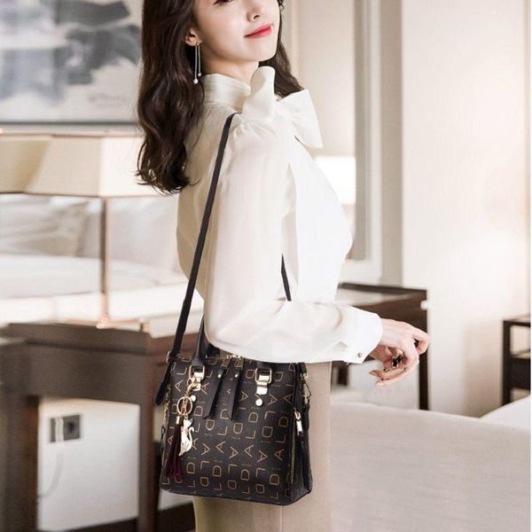 evening bags handbag women's leather luxury designer 2021 shoulder crossbody with short handles and tassel ladies totes big
evening bags handbag women's leather luxury designer 2021 shoulder crossbody with short handles and tassel ladies totes big