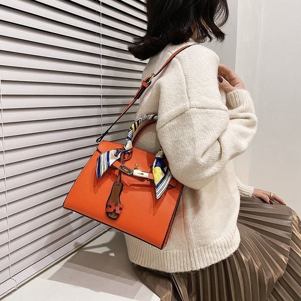 versatile net red litchi pattern women's small 2021 new fashion portable one shoulder messenger bag
versatile net red litchi pattern women's small 2021 new fashion portable one shoulder messenger bag