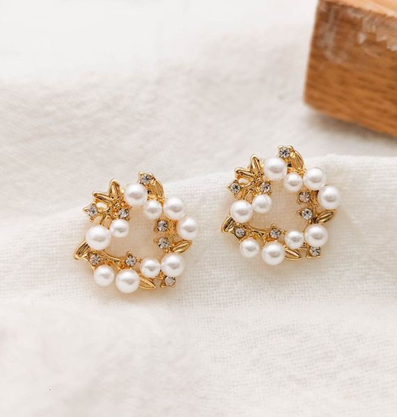 diamond style new inlaid korean wreath pearl earrings temperament personalized small fragrance fashion high texture, Golden;silver
diamond style new inlaid korean wreath pearl earrings temperament personalized small fragrance fashion high texture, Golden;silver