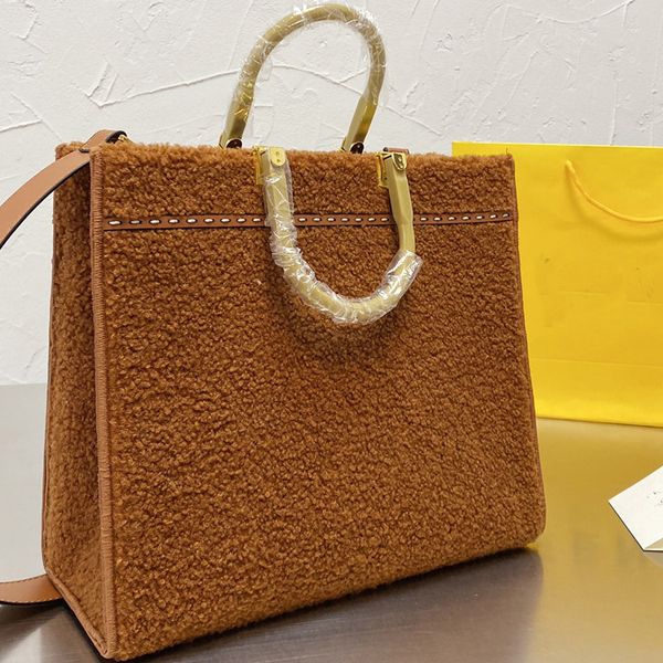 2021 winter women handbag fur hand bags plush tote shopping bag fashion letter large capacity casual tote crossbody purse size:35*31cm
2021 winter women handbag fur hand bags plush tote shopping bag fashion letter large capacity casual tote crossbody purse size:35*31cm
