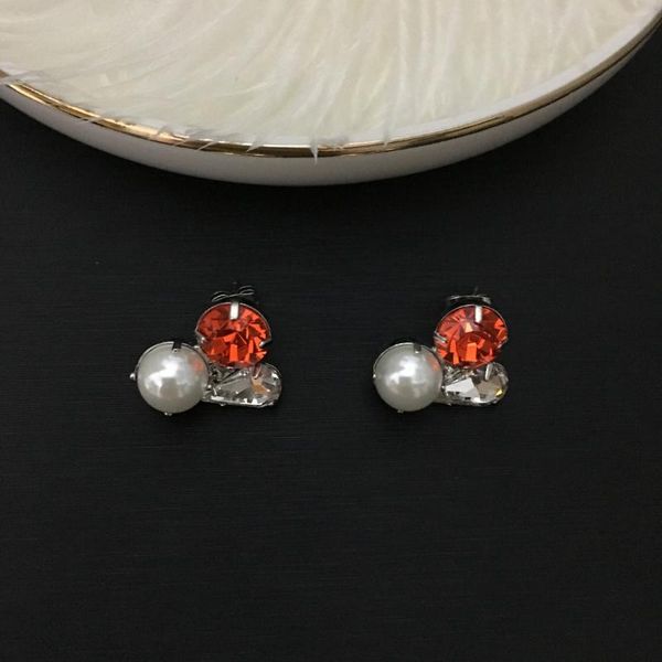 stud three colors of rhinestones and pearls can be matched with earrings, Golden;silver
stud three colors of rhinestones and pearls can be matched with earrings, Golden;silver