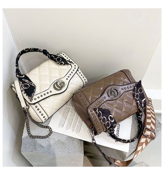 fashion lingge handbag female easy to take rivet small square bag wide shoulder strap single shoulder messenger bag
fashion lingge handbag female easy to take rivet small square bag wide shoulder strap single shoulder messenger bag