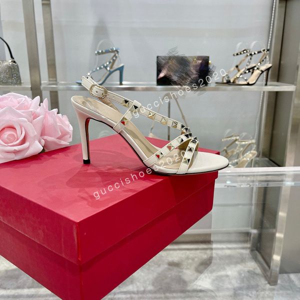 2022 women shoes luxury designer brand sandals summer sophisticated fashion open toes leather chunky heel roman stud sandal size35-42, Black;red
2022 women shoes luxury designer brand sandals summer sophisticated fashion open toes leather chunky heel roman stud sandal size35-42, Black;red