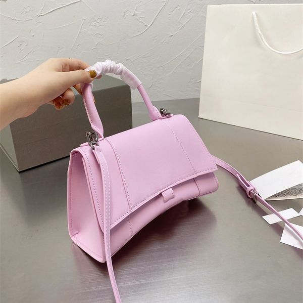 2021 designer bags leather hourglass bag women's crossbody handbag four color size 23 * 15cm folding gift box packaging
2021 designer bags leather hourglass bag women's crossbody handbag four color size 23 * 15cm folding gift box packaging