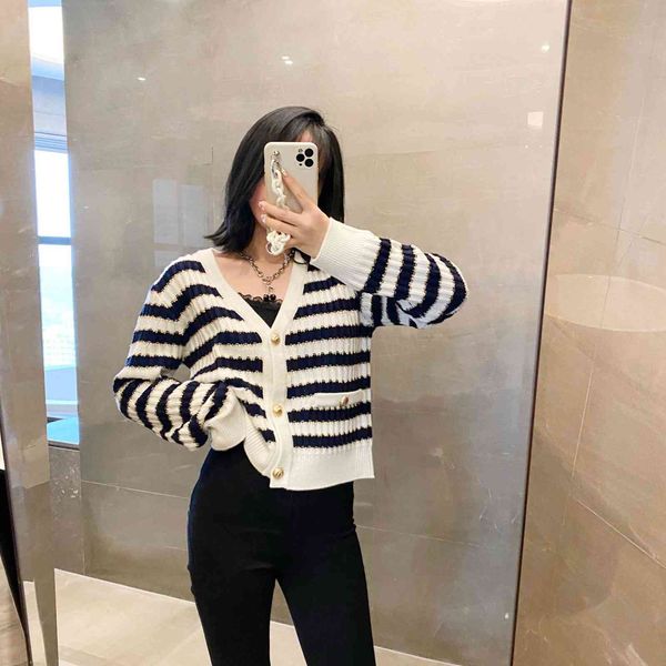 8897 large xiangjiase cardigan 2021 early spring new v-neck blue and white striped wool short knitted women
8897 large xiangjiase cardigan 2021 early spring new v-neck blue and white striped wool short knitted women