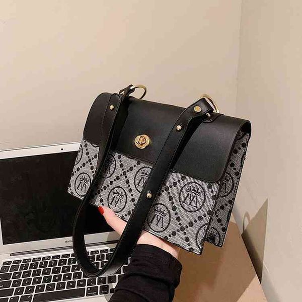 the new fashion printed single shoulder underarm bag is popular, texture portable commuter women's bags
the new fashion printed single shoulder underarm bag is popular, texture portable commuter women's bags