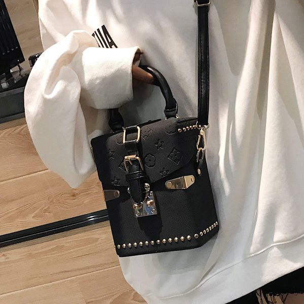 design totes rivet handbags purses women designer shoulder messenger bag square ladies hand bag purse
design totes rivet handbags purses women designer shoulder messenger bag square ladies hand bag purse