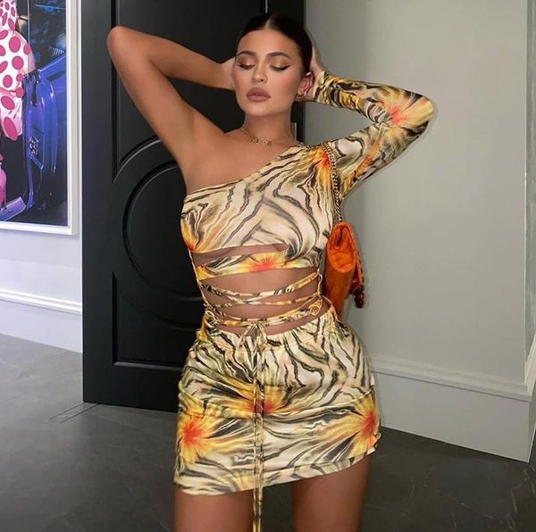casual dresses women close-fitting oblique shoulder dress floral printed pattern tie-up sheath, Black;gray
casual dresses women close-fitting oblique shoulder dress floral printed pattern tie-up sheath, Black;gray