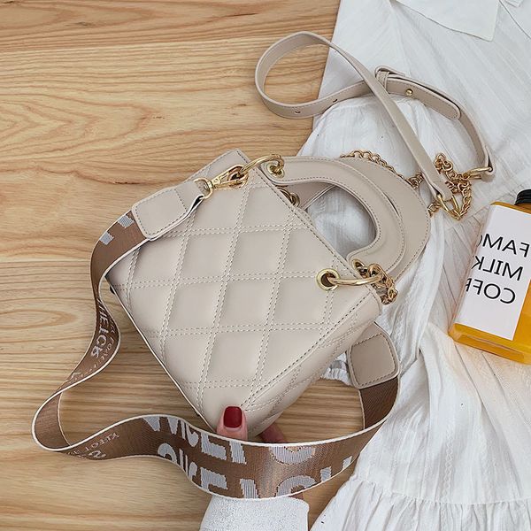 foreign style small bag female 2019 new diana net red fashion lingge hand korean broadband messenger
foreign style small bag female 2019 new diana net red fashion lingge hand korean broadband messenger