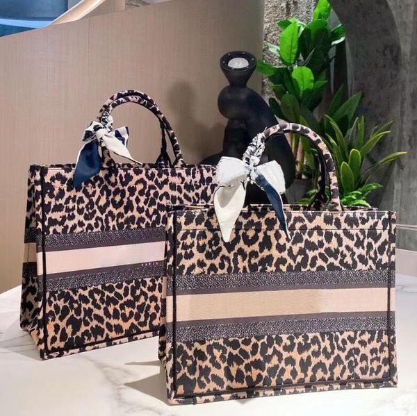 fashion classic totes women handbags designers shopping bags ladies shoulder bag large capacity two size
fashion classic totes women handbags designers shopping bags ladies shoulder bag large capacity two size