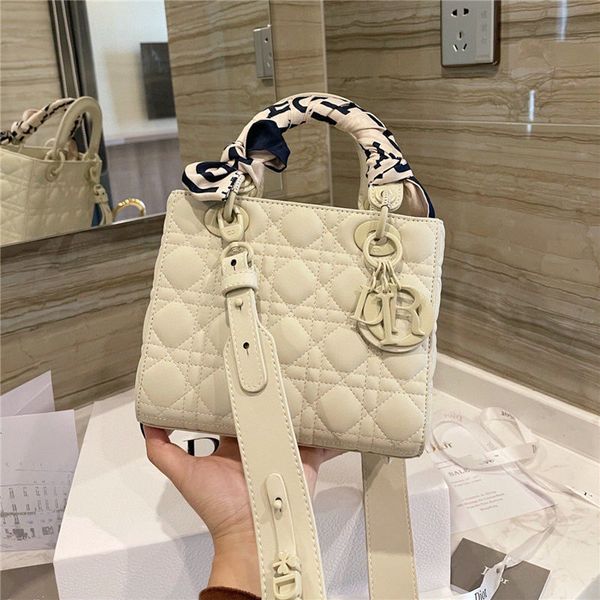 2021 princess one shoulder leather hand-held diamond lattice women's fashion single room slant span bag
2021 princess one shoulder leather hand-held diamond lattice women's fashion single room slant span bag