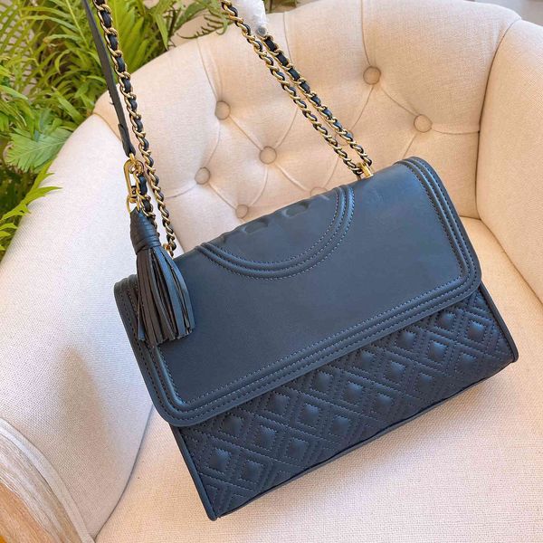 factory outlet design autumn and winter korean solid color cover type popular chain horizontal small square inner patch single shoulder bag
factory outlet design autumn and winter korean solid color cover type popular chain horizontal small square inner patch single shoulder bag