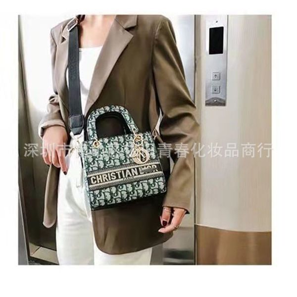 handbag spring summer new printing atmospheric tote bag fashionable and simple portable messenger women's bag
handbag spring summer new printing atmospheric tote bag fashionable and simple portable messenger women's bag