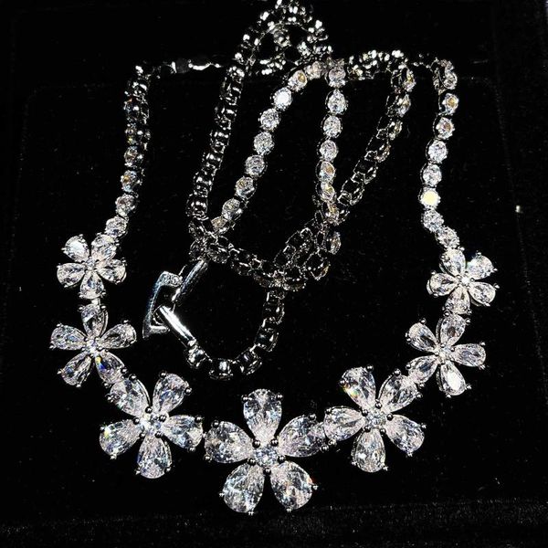 chains independent design silver diamond blooming flower necklace luxury aesthetic lady jewelry wedding party
chains independent design silver diamond blooming flower necklace luxury aesthetic lady jewelry wedding party