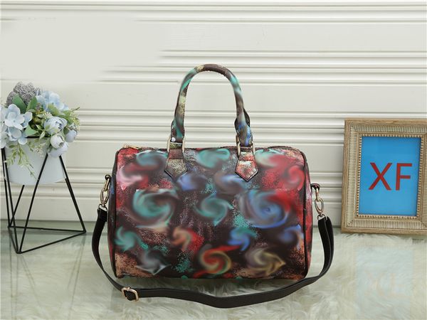 wf new luxury fashion men women shoulder bags high-quality travel duffel bags classic brand designer luggage crossbody handbags large capaci
wf new luxury fashion men women shoulder bags high-quality travel duffel bags classic brand designer luggage crossbody handbags large capaci