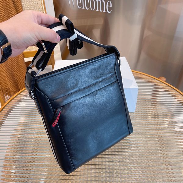 designer shoulder bags man luxury crossbody bag genuine leather high-quality high-capacity evening party with the original box size 25 5 26
designer shoulder bags man luxury crossbody bag genuine leather high-quality high-capacity evening party with the original box size 25 5 26