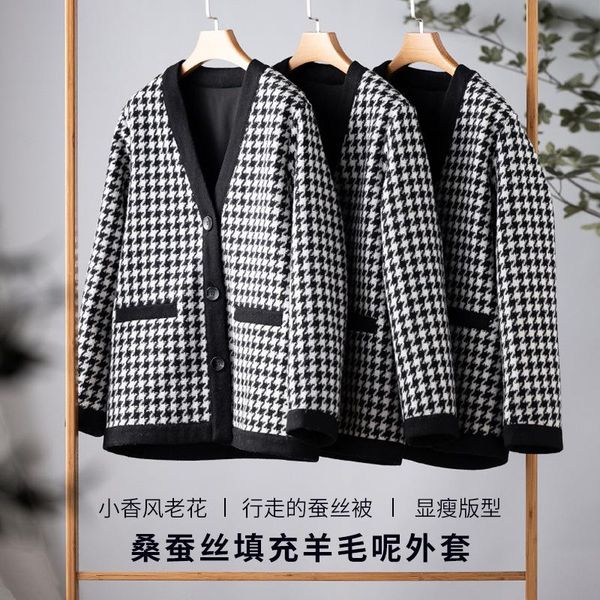 women's wool & blends xiaoxiang fenglaohua qianniao gesang silk filled overcoat, Black
women's wool & blends xiaoxiang fenglaohua qianniao gesang silk filled overcoat, Black
