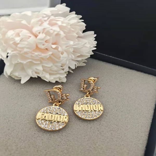 2021 letter rhinestone earrings made by d family old brass 925 sier needle earrings di female, Golden
2021 letter rhinestone earrings made by d family old brass 925 sier needle earrings di female, Golden