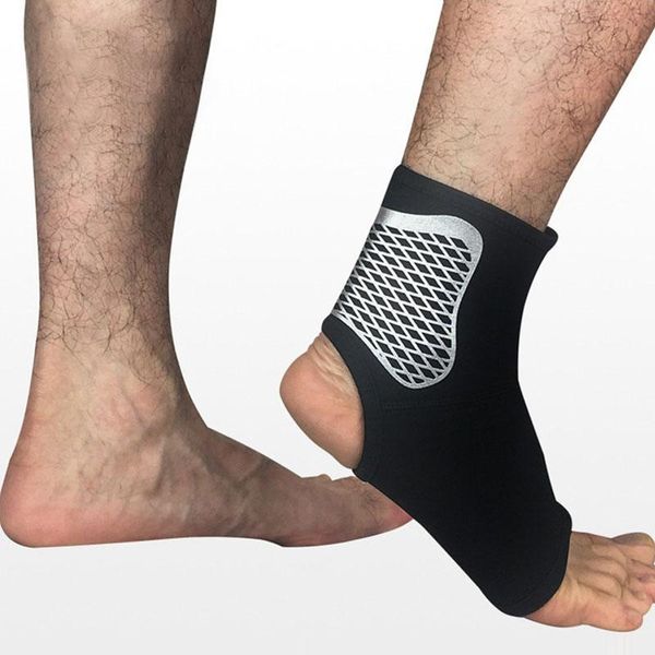 1pcs compression sports ankle support gym fitness foot protector brace football running anti sprain protective equipment, Blue;black
1pcs compression sports ankle support gym fitness foot protector brace football running anti sprain protective equipment, Blue;black