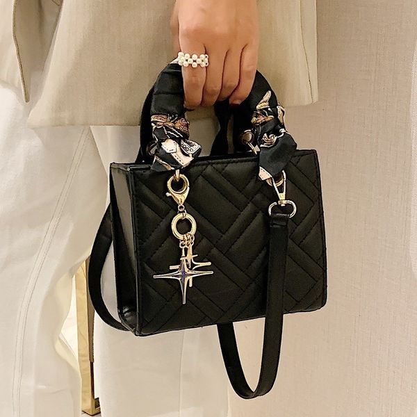 dai fei bag women's new in autumn and winter korean version fashion high-grade one shoulder messenger bag rhombic lattice embroidered
dai fei bag women's new in autumn and winter korean version fashion high-grade one shoulder messenger bag rhombic lattice embroidered