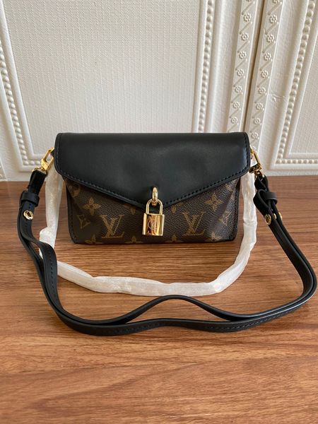 2021 m80559 padlock on strap designer women bag lock handbag purse canvas natural cowhide-leather mini clutch shoulderbag crossbody
2021 m80559 padlock on strap designer women bag lock handbag purse canvas natural cowhide-leather mini clutch shoulderbag crossbody