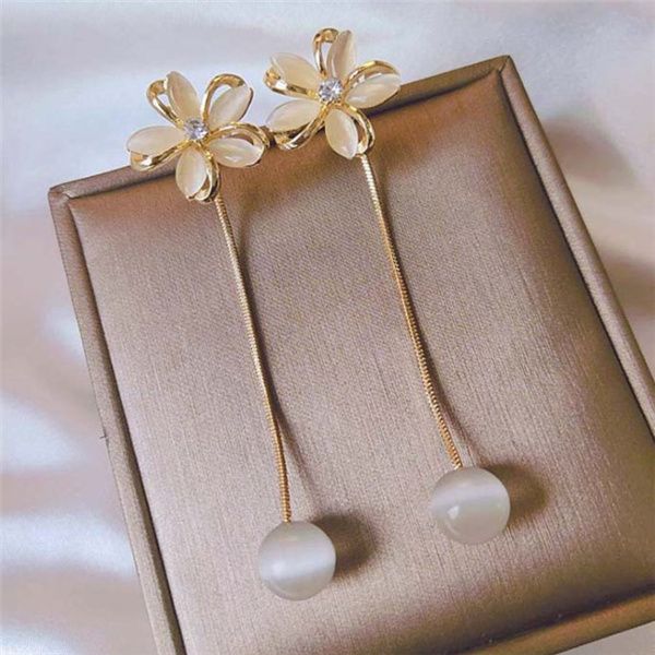 925 silver needle cat's eye flower chandelier korean version autumn and winter beads two earrings
925 silver needle cat's eye flower chandelier korean version autumn and winter beads two earrings