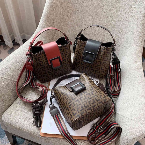 this year's popular bag female new fashion one shoulder messenger printed foreign style broadband bucket bag
this year's popular bag female new fashion one shoulder messenger printed foreign style broadband bucket bag