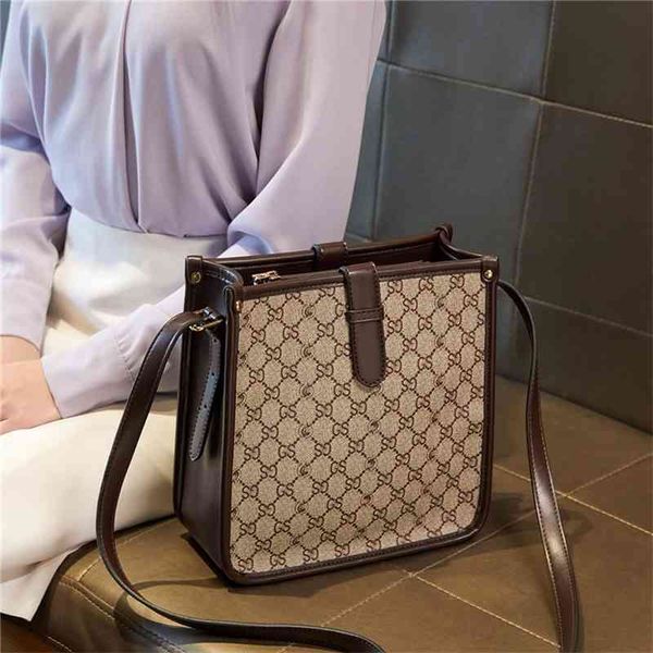 factory shop fashion women's printed single shoulder messenger bag large capacity tote bag
factory shop fashion women's printed single shoulder messenger bag large capacity tote bag