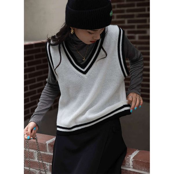 contrast casual short knitted vest women's autumn winter loose wide sleeveless v-neck coat, White
contrast casual short knitted vest women's autumn winter loose wide sleeveless v-neck coat, White