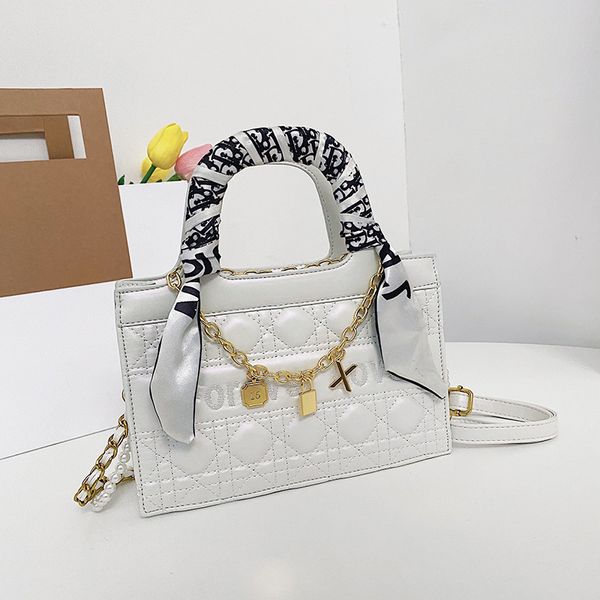 factory direct sale 75% off 2021 new large capacity portable single back messenger chain silk scarf women's bags
factory direct sale 75% off 2021 new large capacity portable single back messenger chain silk scarf women's bags