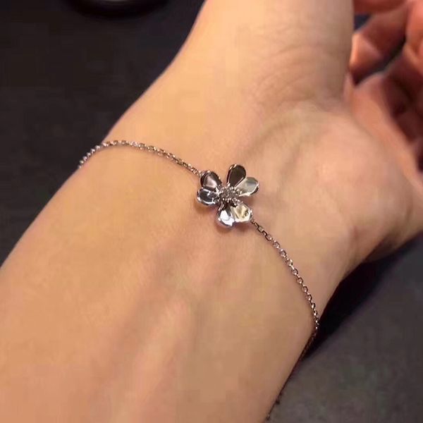 v cleef & arpels frivole single flower diamond mini bracelet 18k gold diamond flower bracelet female luxurys designers jewelry, Black
v cleef & arpels frivole single flower diamond mini bracelet 18k gold diamond flower bracelet female luxurys designers jewelry, Black