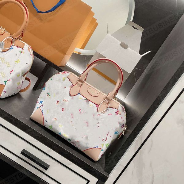 female designer handbag color printing large capacity travel bag size 30*23 gift box packaging
female designer handbag color printing large capacity travel bag size 30*23 gift box packaging