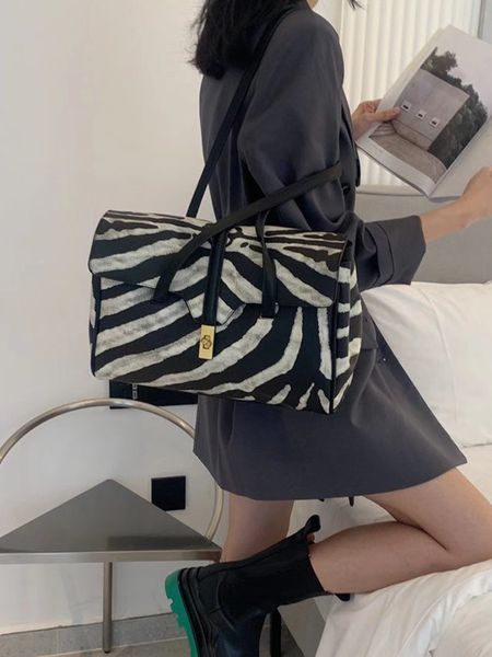 zebra pattern female crossbar star net red same style kelly high capacity single shoulder underarm bag
zebra pattern female crossbar star net red same style kelly high capacity single shoulder underarm bag