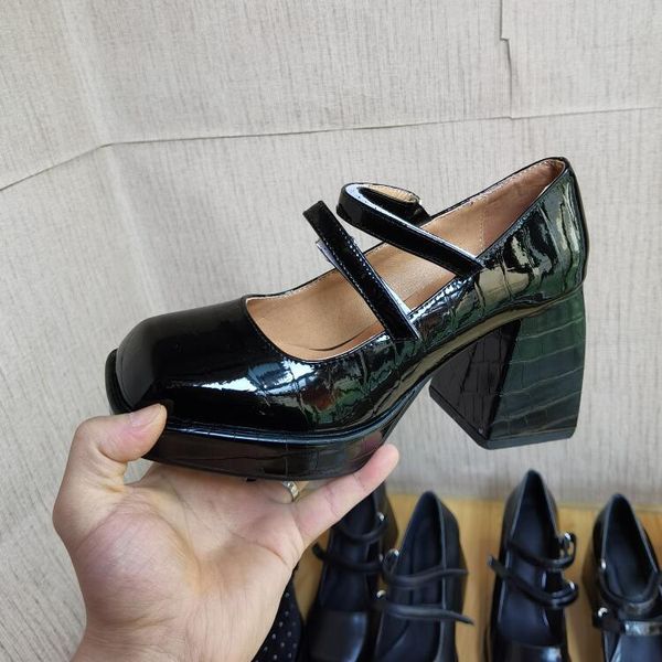2021 lady real patent leather ladies dress shoes 8.5cm chinky high heel platform sandals square toes marry jane one-line buckle wedding part, Black
2021 lady real patent leather ladies dress shoes 8.5cm chinky high heel platform sandals square toes marry jane one-line buckle wedding part, Black