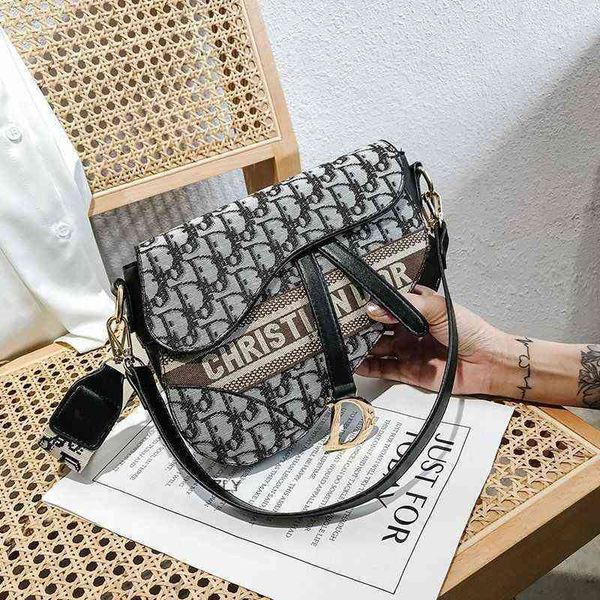 japanese and korean fashion design d-shape saddle bag versatile large capacity portable one shoulder messenger bag for female students zly
japanese and korean fashion design d-shape saddle bag versatile large capacity portable one shoulder messenger bag for female students zly