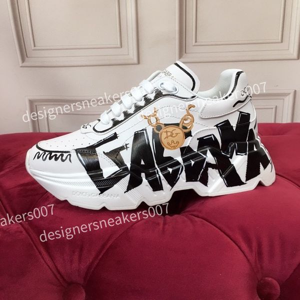 2021 designer rhyton vintage boots sneakers men womens multicolor casual shoes brand platform daddy sneaker chaussures luxurys runner traine, Black
2021 designer rhyton vintage boots sneakers men womens multicolor casual shoes brand platform daddy sneaker chaussures luxurys runner traine, Black