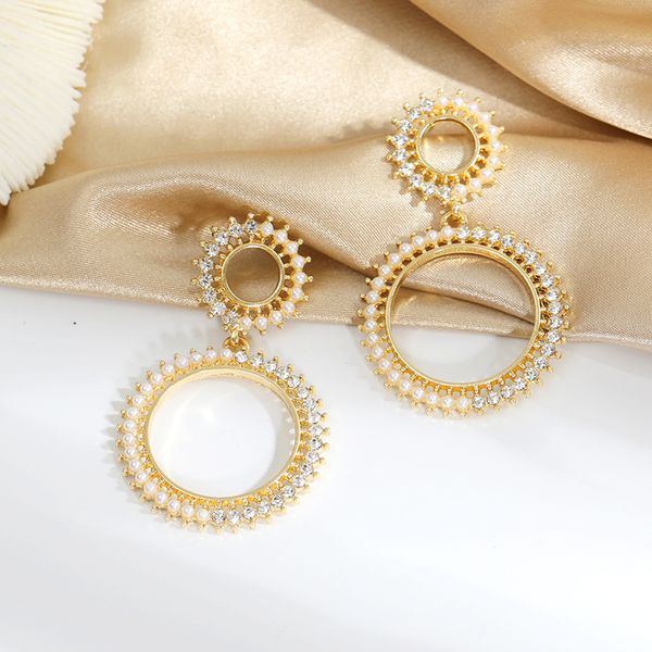 s925 silver needle south korea advanced full drill pearl luxuriant ladies wind long luxury sense ear stud, Golden;silver
s925 silver needle south korea advanced full drill pearl luxuriant ladies wind long luxury sense ear stud, Golden;silver
