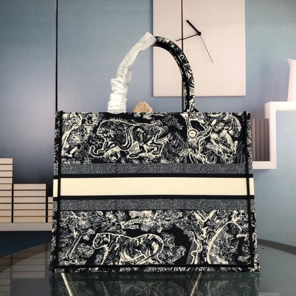 dio bags women fashion handbag embroidery tiger pattern large capacity luxury brand shopping bag handbags handmade double sided flower promo
dio bags women fashion handbag embroidery tiger pattern large capacity luxury brand shopping bag handbags handmade double sided flower promo