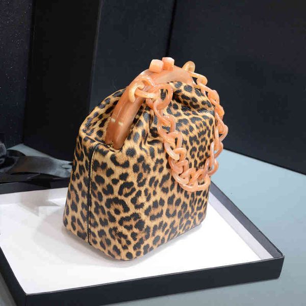 handbag messenger bag women's 2021 niche design advanced acrylic clip leopard pattern small chain, Black;red
handbag messenger bag women's 2021 niche design advanced acrylic clip leopard pattern small chain, Black;red