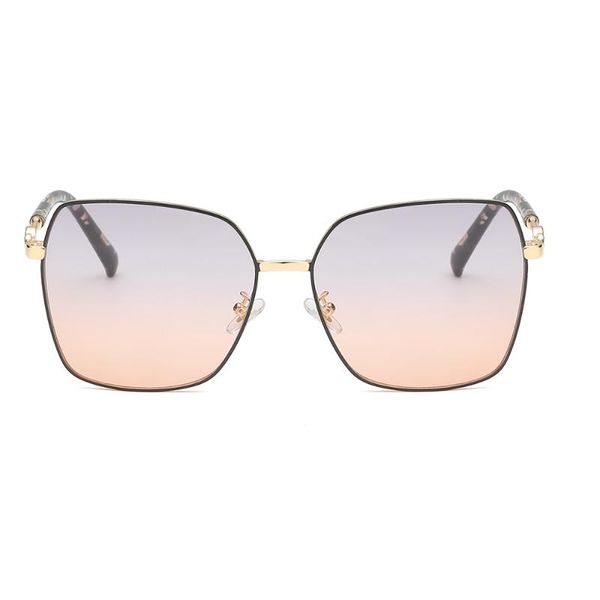 the large frame of 2021 metal classic retro women's sunglasses gradually changes color fashion trend, White;black
the large frame of 2021 metal classic retro women's sunglasses gradually changes color fashion trend, White;black