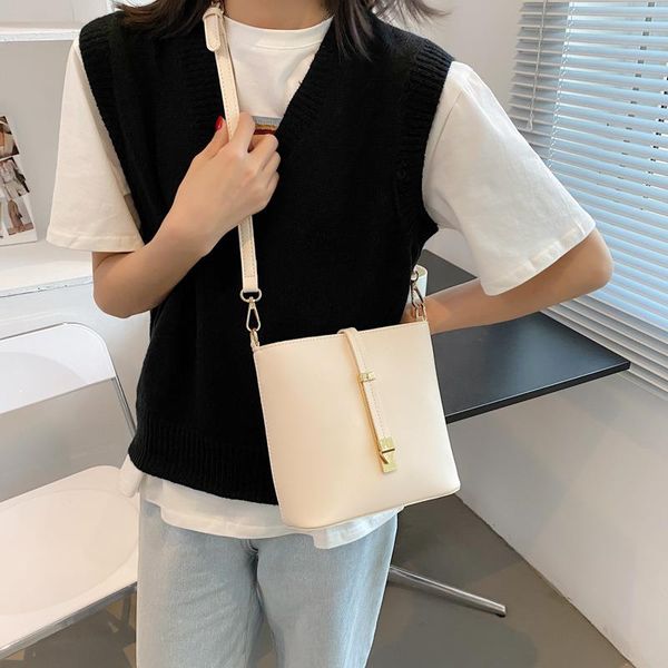 personality, 2021 messenger fashion handbag, foreign new bag, lady temperament, simple shoulder trade style, handbag ktdot
personality, 2021 messenger fashion handbag, foreign new bag, lady temperament, simple shoulder trade style, handbag ktdot