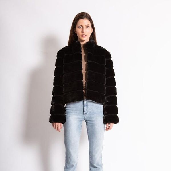 women's fur & faux high-end long sleeve beltless commuter lapel contrast short black coat
women's fur & faux high-end long sleeve beltless commuter lapel contrast short black coat