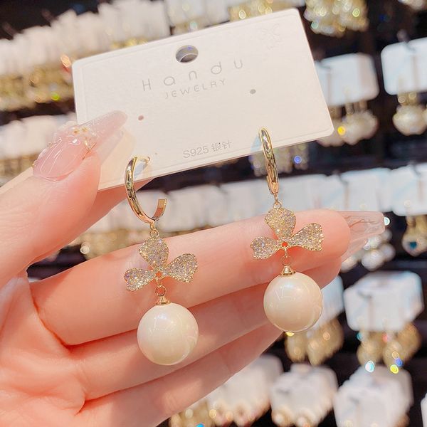 dangle earrings east gate temperament fashion micro inlaid zircon leaf shell bead women s 925 silver needle light luxury high sense
dangle earrings east gate temperament fashion micro inlaid zircon leaf shell bead women s 925 silver needle light luxury high sense